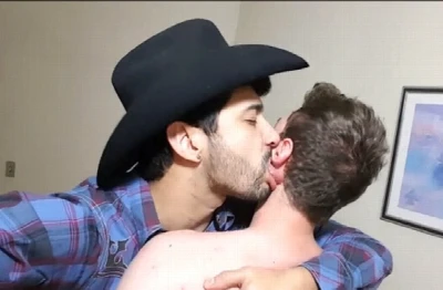 Marcos Goiano vira cowboy e chupa pauzudo