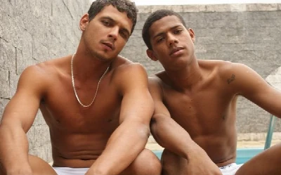 Arthur e Lucas Moreno capricham na putaria à beira da piscina