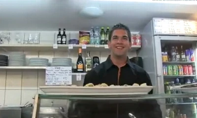 Caçador Tcheco come boy dentro do restaurante