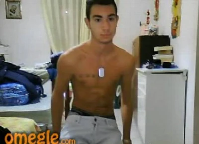 Giovanni, 18 anos roça na cama e goza gostoso