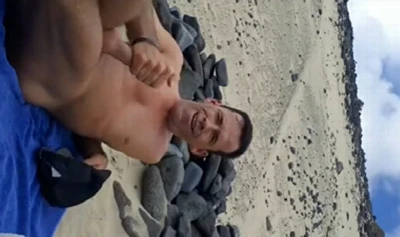 Tiozão capricha na safadeza em praia de nudismo