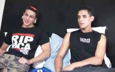 Latinos safados fazem "gay for pay" por dinheiro