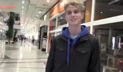 Caçador Checo persuade novinho loirinho no shopping