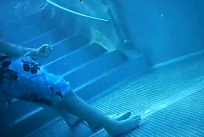 Amigos se masturbam em piscina pública