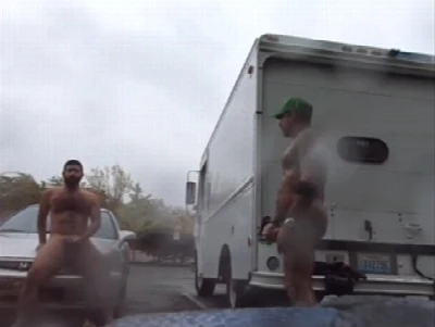 Caminhoneiros punhetam juntos na chuva em público