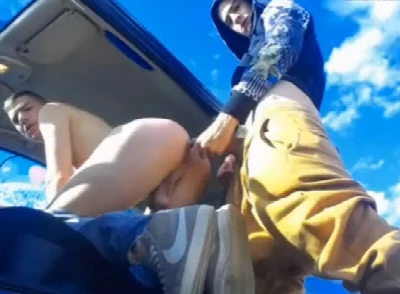 Casal fode gostoso no carro sem se importar com o movimento
