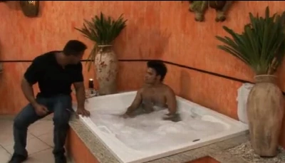 Ladrão invade casa e dá gostoso para o dono puto