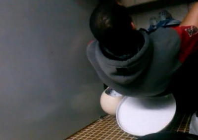 Rapaz é flagrado tocando uma no trem