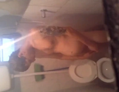 Novinho é flagrado tocando uma no banho