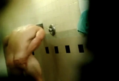 Saradão roludo é flagrado no chuveiro da academia