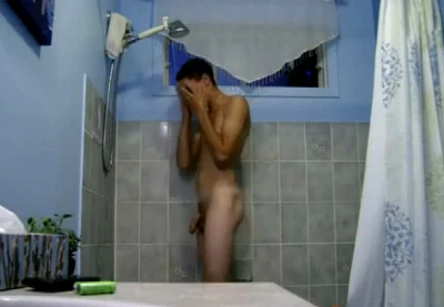 Novinho toma banho e se masturba no banheiro