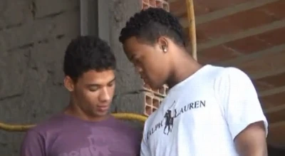 Morenos fazem loucuras em obra abandonada na favela