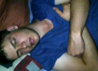 Cara se aproveita do amigo hétero enquanto dorme