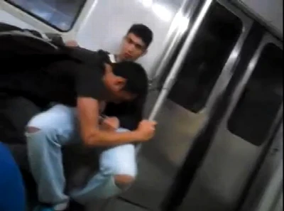 Garotos são flagrados fazendo boquete no metrô