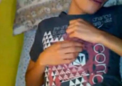 Abusou do amigo dormindo e sujou ele de porra