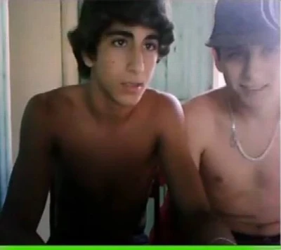 Dois carinhas lindos e héteros batendo punheta juntos