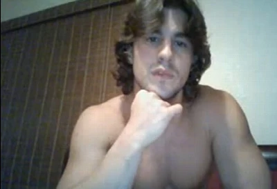 Macho saradão mata o tédio se divertindo na cam