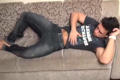 Latino musculoso exibe pauzão pontudo pra cam e se diverte