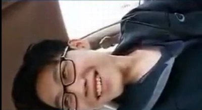 Coreano se masturba dentro do carro no estacionamento