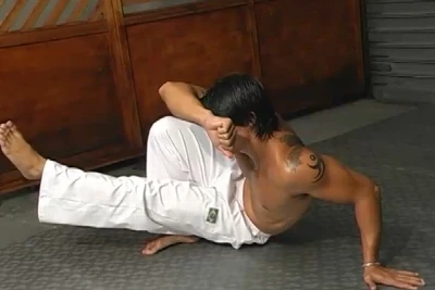 Tony Capoeira exibe corpão e toca uma gostoso