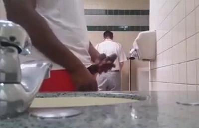Negro safado se masturba em pleno banheiro público