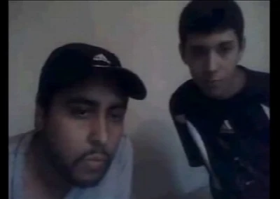 Tio e sobrinho brincam de lutinha com os cacetes duros