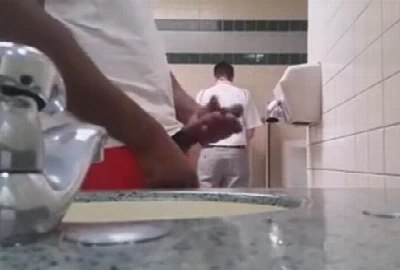 Negão, cara de pau, grava punheta no banheiro público