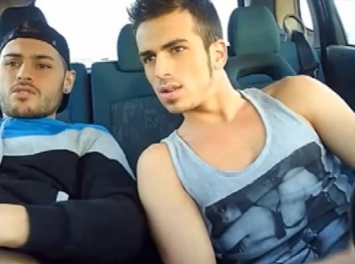 Garotos gravam foda e gozada no carro pela webcam