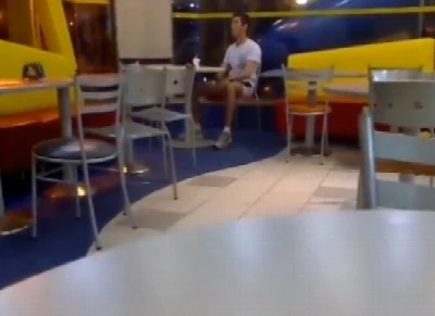 Carinha toca punheta safada dentro no McDonald's