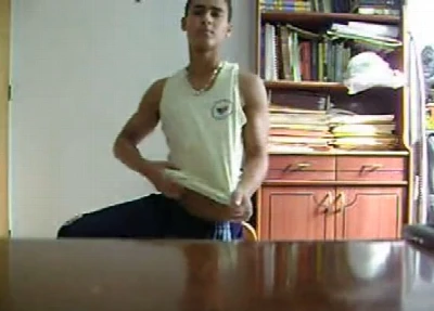 Novinho cheio de tesão bate mega punheta e goza