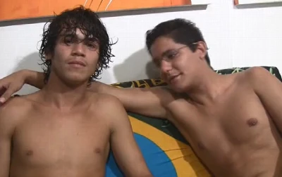 Novinhos transam gostoso depois de longo dia na praia