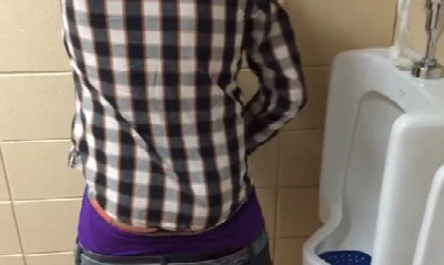 Caras em foda bareback no banheiro da universidade