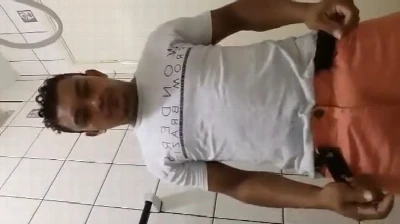 Boy se tranca no banheiro para tocar uma punheta gostosinha