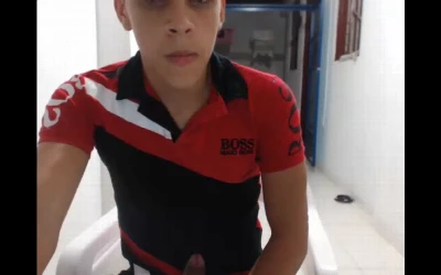 Novinho latino exibe corpão e capricha na bronha