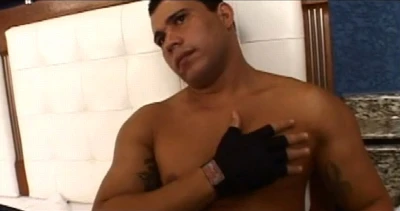 Morenão musculoso mostra pra gente como é que se faz