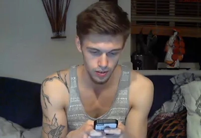 Tatuado tesudo se masturba gostoso pra cam