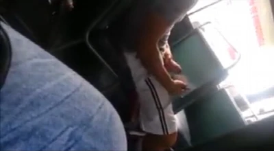 Guri roludo se masturba dentro do buzão
