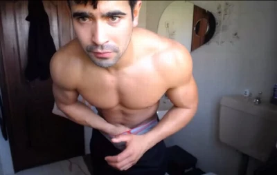 Morenão musculoso mostra todo seu poder pra cam
