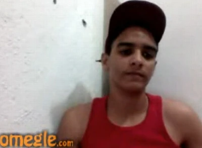 Novinho de boné se diverte no Omegle e cai na net