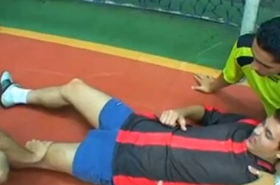 Pobre goleiro se machuca e necessita daquela mão amiga