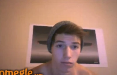 Novinho de gorro se diverte no Omegle e cai na net