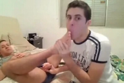 Pai e filho se divertem muito em safadeza que cai na net