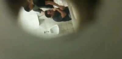 Três safadinhos são flagrados fazendo o que não devia no banheiro