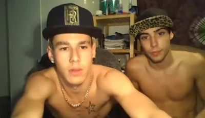 Héteros aprontam na webcam e acabam se chupando