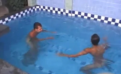 Brasileiros fazem dedada, 69 e sexo à três depois da piscina
