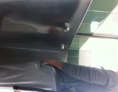 Espiando rola de macho no banheirão