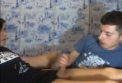 Amigos fazem uma mão amiga bem gostosa na cam