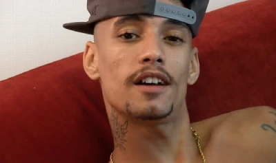 Carioca safadão sensualiza gostoso em vídeo solo