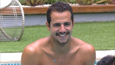 Matheus do BBB16 cai na piscina de cueca branca