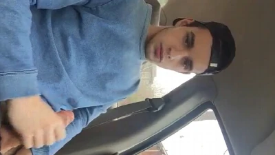 Novinho lisinho se masturba gostoso escondido no carro